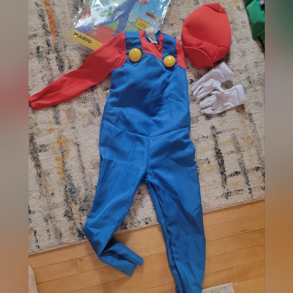 SUPER MARIO COSTUME size Med 7-8